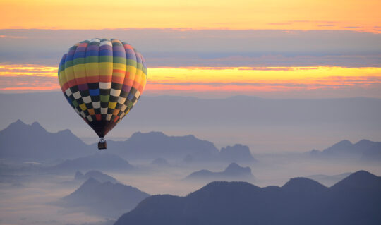 hot-air-balloon-over-the-sea-of-mist